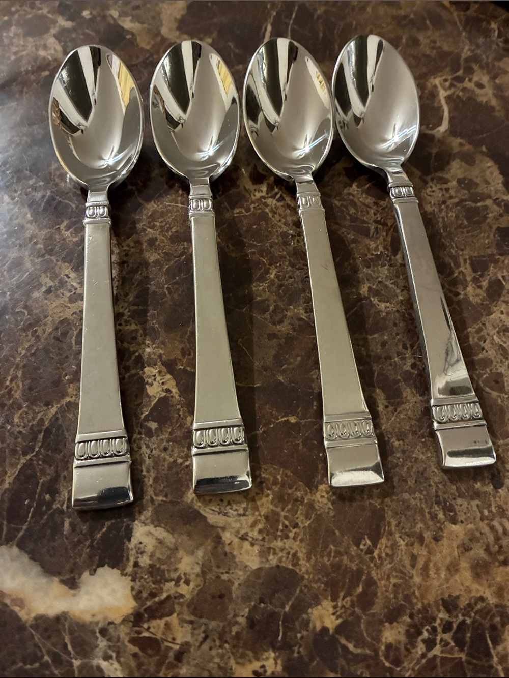 Oneida Cadence Stainless Steel Set of 4 Soup Spoons 18/10 Glossy